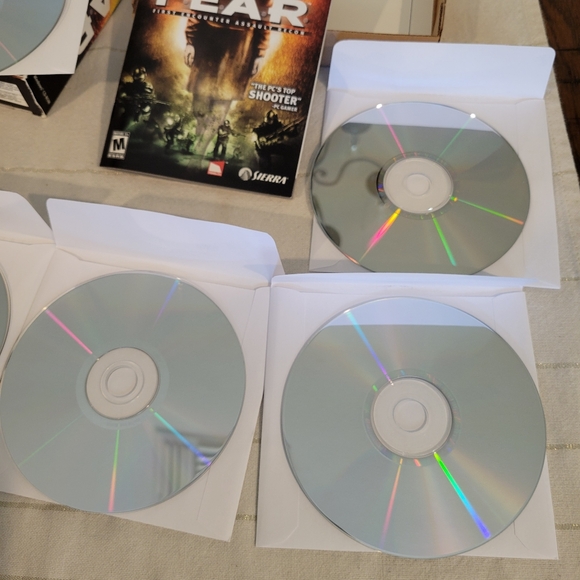 2005 FEAR PC Gamers Editors Choice Edition - Picture 7 of 16